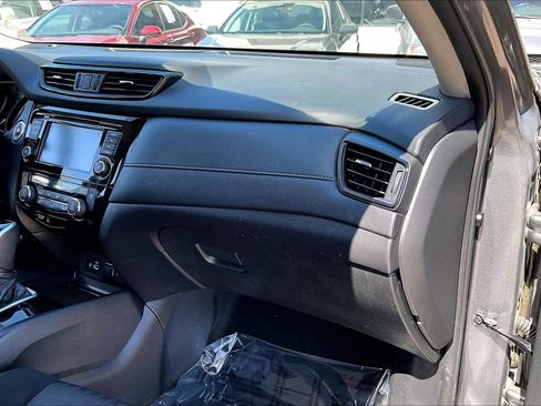 Used 2020 Nissan Rogue SV image 18