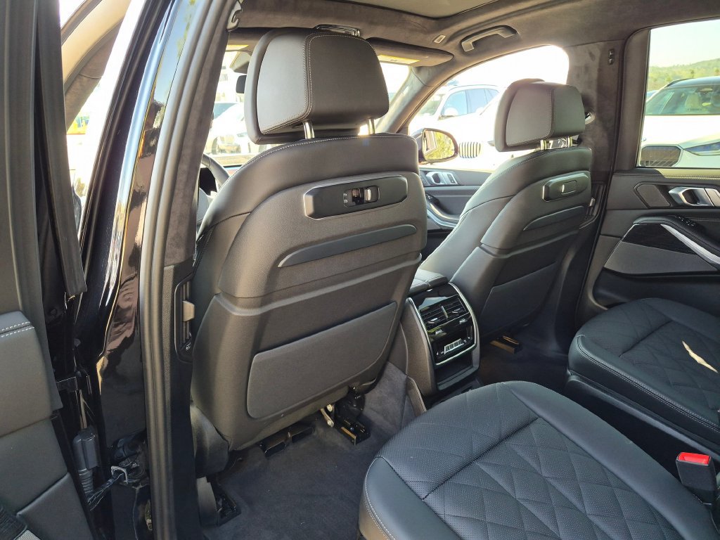 Used 2026 BMW X7 xDrive40i w/ M Sport Package AWD/4WD image 12