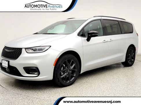 Used 2024 Chrysler Pacifica Touring-L w/ S Appearance Package AWD/4WD image 1