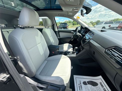 Used 2018 Volkswagen Tiguan SEL AWD/4WD image 23