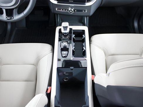 New 2026 Volvo XC90 B6 Plus w/ Protection Package Premier image 17