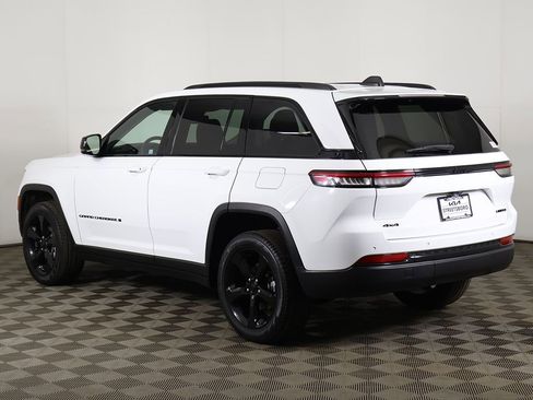 Used 2023 Jeep Grand Cherokee Limited w/ Black Appearance Package image 11