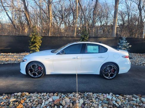 Used 2024 Alfa Romeo Giulia Veloce image 2