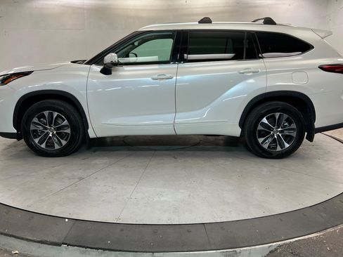 Used 2021 Toyota Highlander XLE AWD/4WD image 2