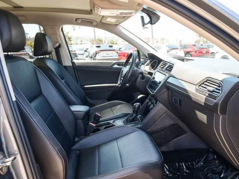 Used 2020 Volkswagen Tiguan SE w/ Panoramic Sunroof Package FWD image 15
