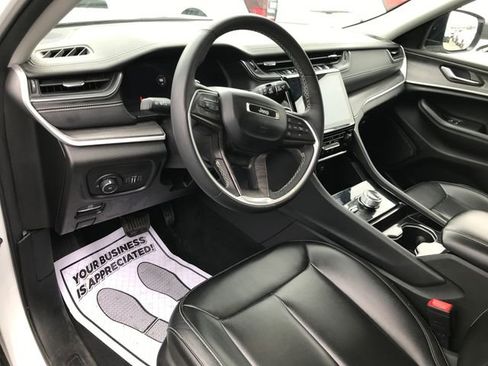 Used 2023 Jeep Grand Cherokee Limited image 3