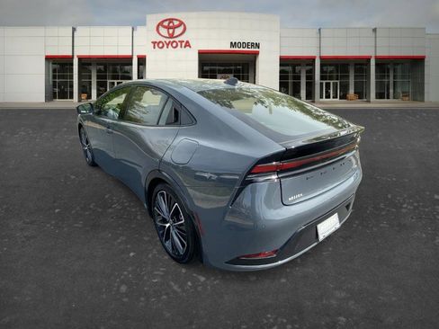 Used 2025 Toyota Prius XLE FWD image 6