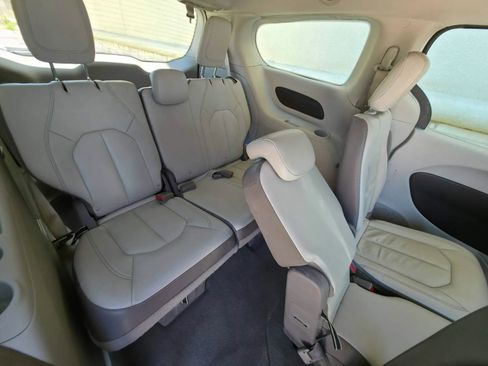 Used 2017 Chrysler Pacifica Touring-L FWD image 16