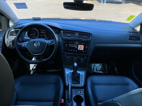 Used 2019 Volkswagen Golf SE image 17
