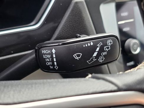 Used 2022 Volkswagen Tiguan SE image 37