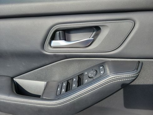 Used 2025 Nissan Rogue SV FWD image 7