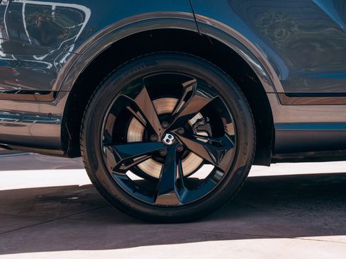 Used 2024 Bentley Bentayga Extended Wheelbase AWD/4WD image 16