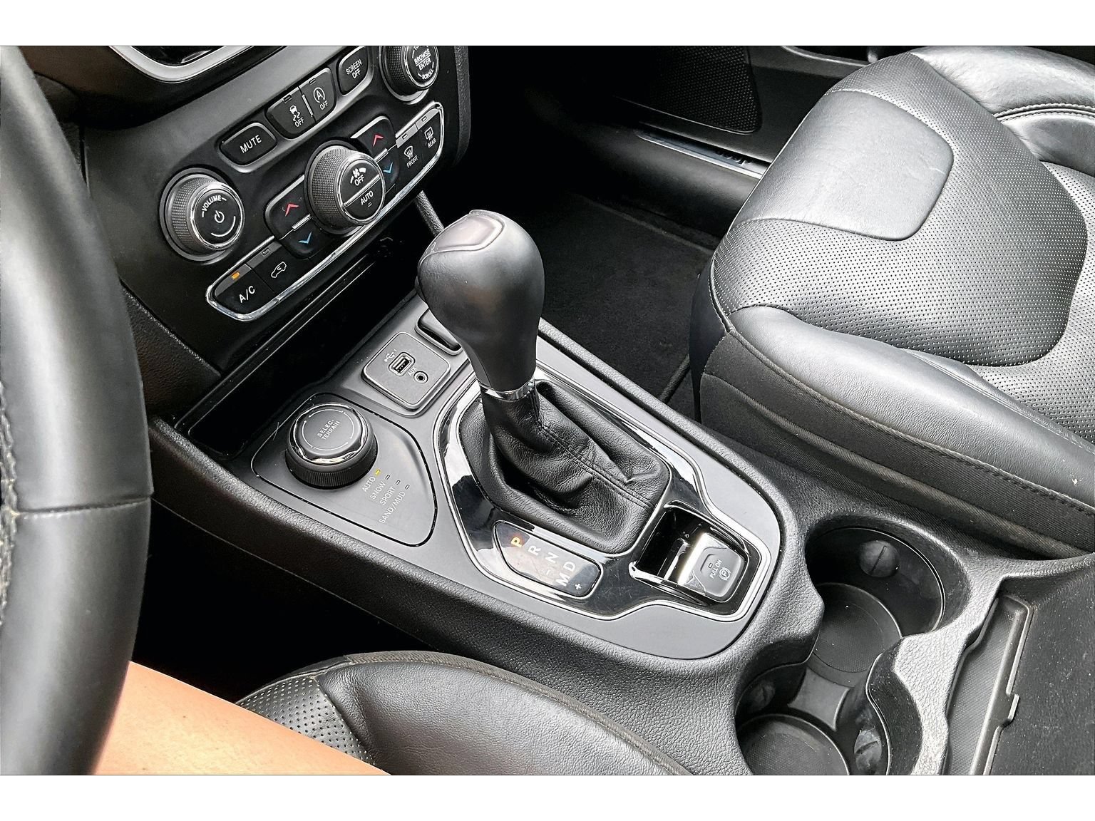 Used 2019 Jeep Cherokee Limited AWD/4WD image 27
