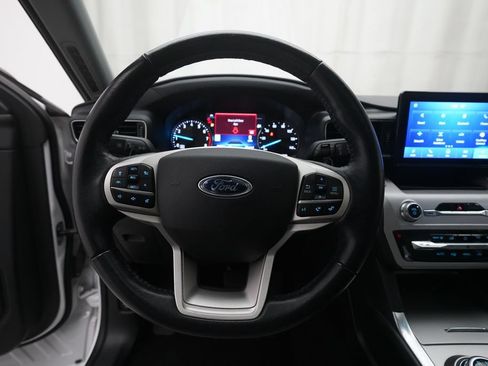 Certified 2021 Ford Explorer XLT w/ Equipment Group 202A AWD/4WD image 4
