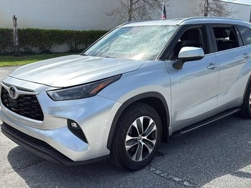 Used 2023 Toyota Highlander XLE FWD image 3