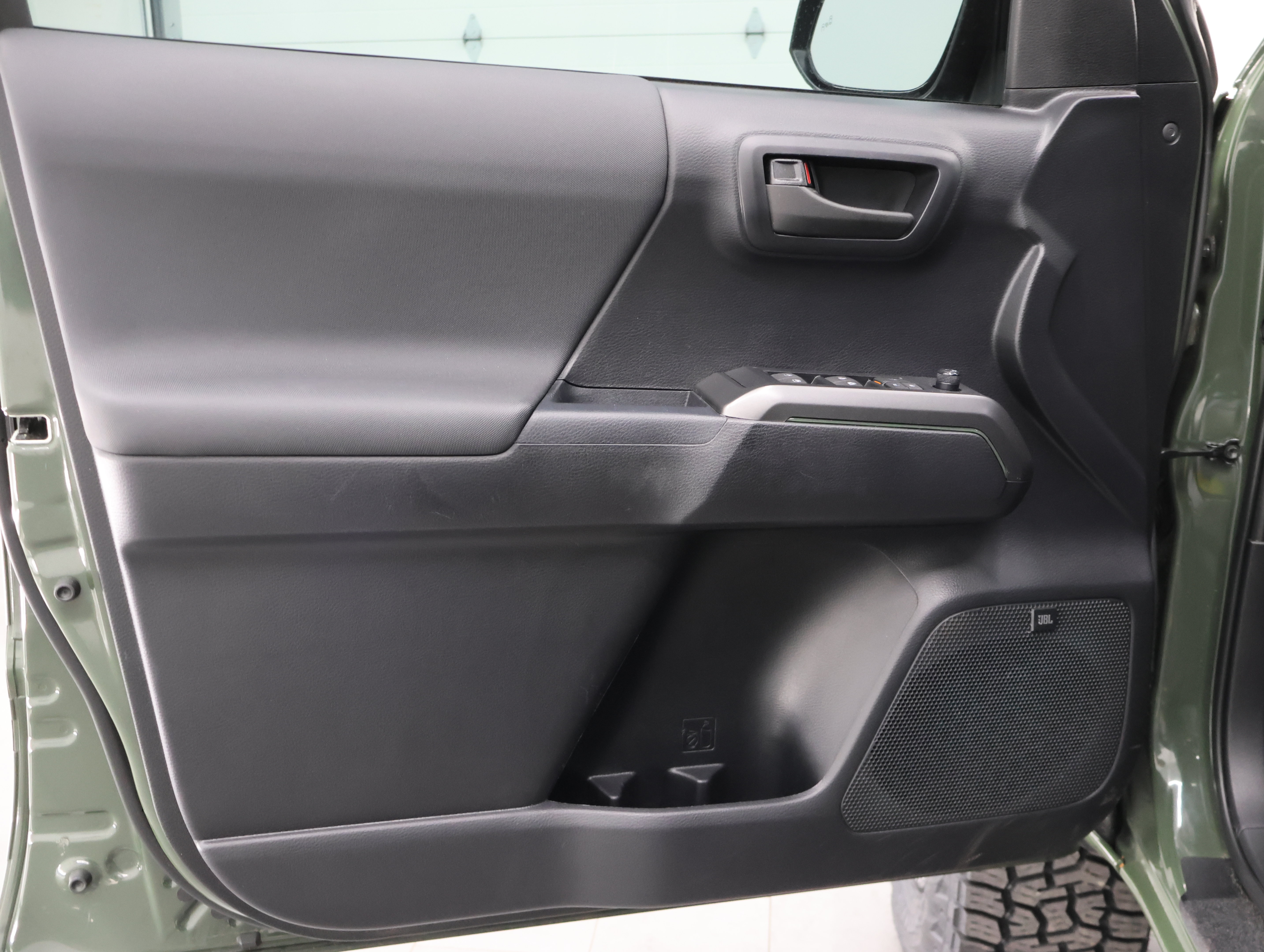 Used 2021 Toyota Tacoma TRD Off-Road w/ TRD Premium Off Road Package AWD/4WD image 38