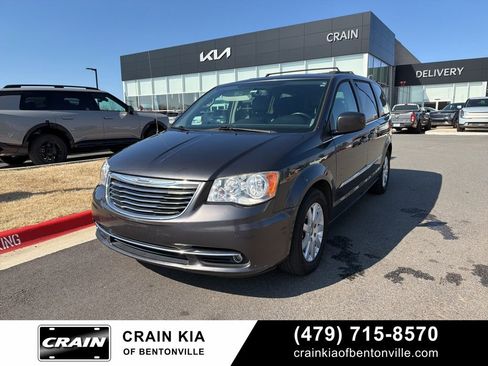 Used 2016 Chrysler Town & Country Touring image 2