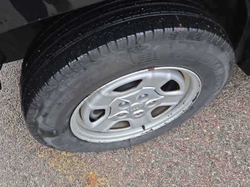 Used 2016 Jeep Patriot Sport image 2