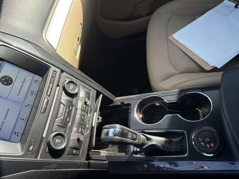 Used 2025 Volkswagen Taos SEL image 29