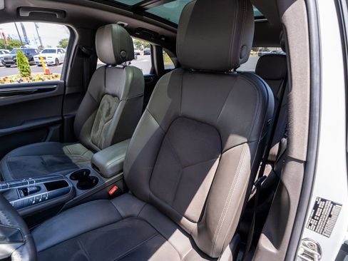 Used 2019 Porsche Macan AWD/4WD image 30