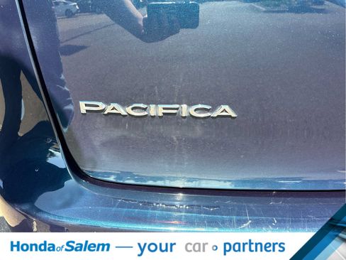 Used 2024 Chrysler Pacifica Touring-L FWD image 7