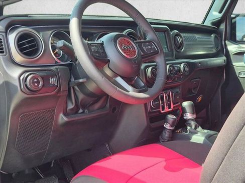Used 2023 Jeep Gladiator Sport AWD/4WD image 7