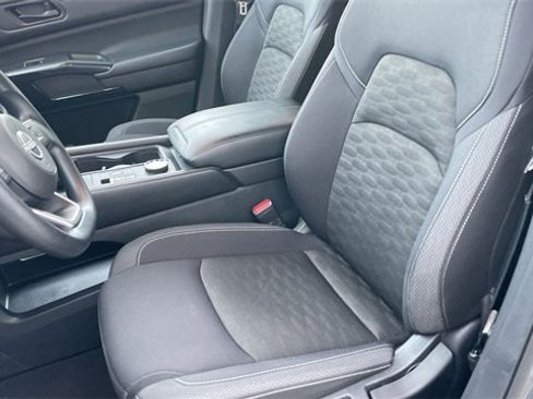 Used 2024 Nissan Pathfinder S image 11