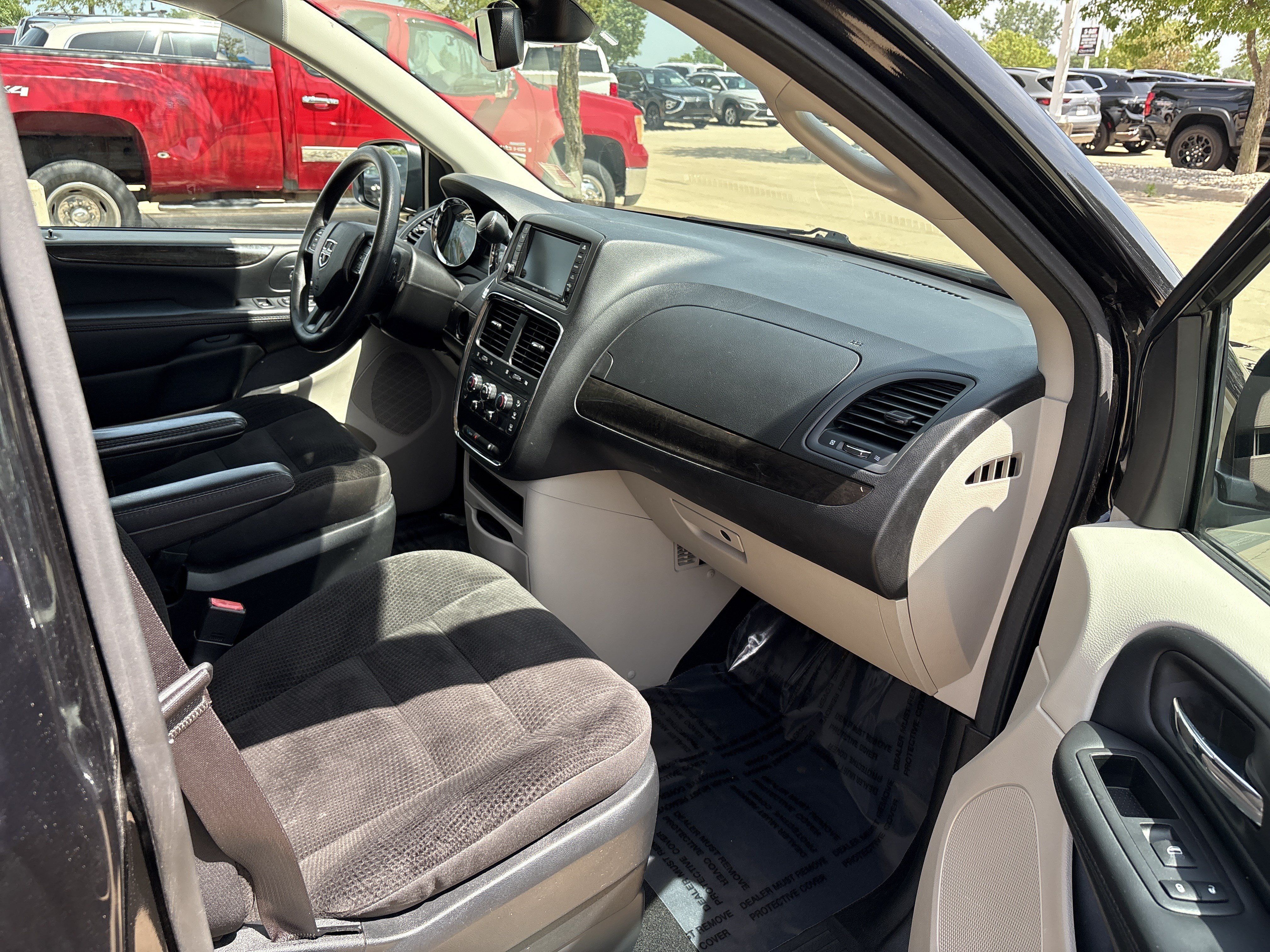 Used 2019 Dodge Grand Caravan SE w/ UConnect Hands-Free Group FWD image 14