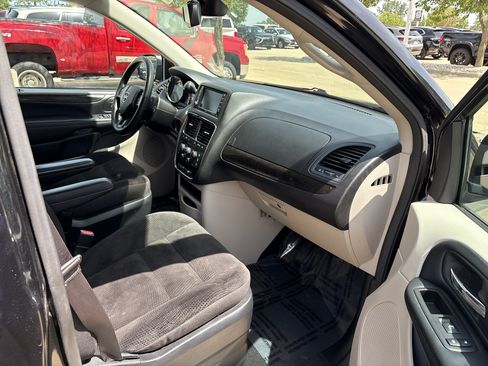 Used 2019 Dodge Grand Caravan SE w/ UConnect Hands-Free Group FWD image 14