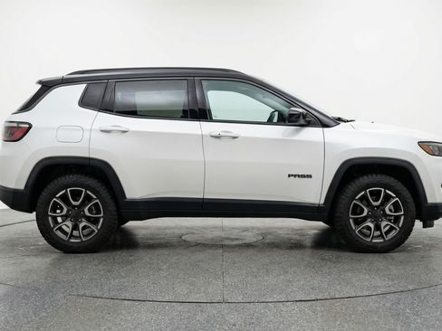 Used 2025 Jeep Compass Trailhawk image 11