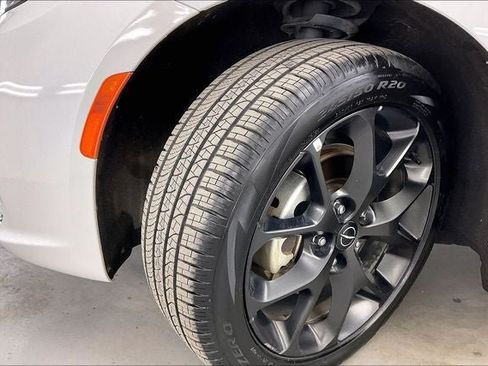 Used 2025 Chrysler Pacifica Limited FWD image 34