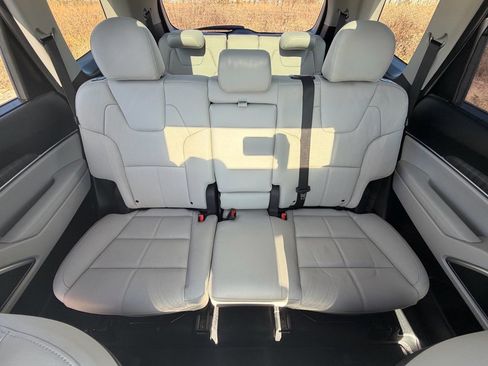 Used 2025 Kia Telluride SX image 17