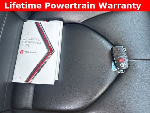 Used 2024 Toyota Highlander XLE image 19