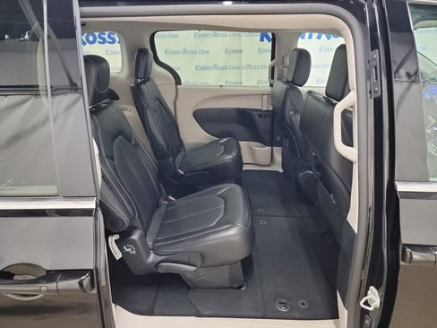 Used 2024 Chrysler Pacifica Touring-L image 12