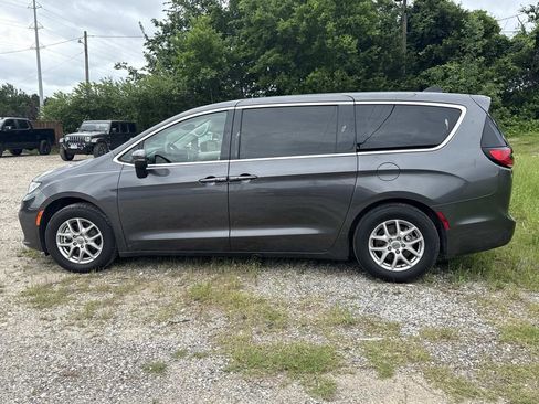 Used 2023 Chrysler Pacifica Touring-L FWD image 5