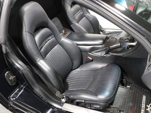 Used 2002 Chevrolet Corvette Coupe w/ Preferred Equipment Group1 image 26