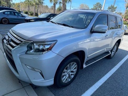 Used 2017 Lexus GX 460 image 2
