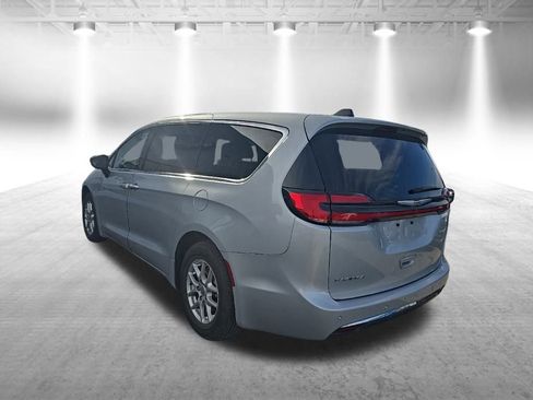 Used 2024 Chrysler Pacifica Touring-L image 6