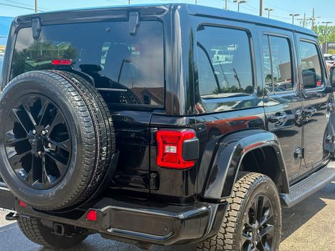 Used 2022 Jeep Wrangler Unlimited Sahara AWD/4WD image 18
