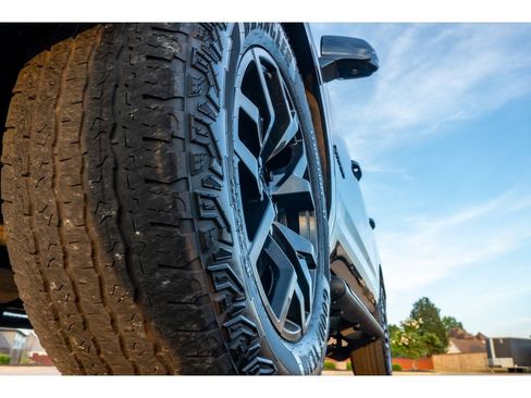 Used 2022 Chevrolet Tahoe Z71 w/ Luxury Package AWD/4WD image 9