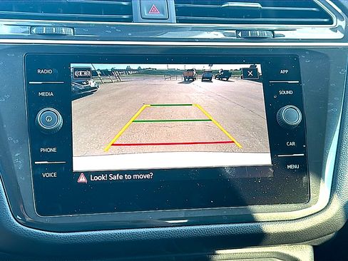 Used 2024 Volkswagen Tiguan SE w/ Panoramic Sunroof Package image 31