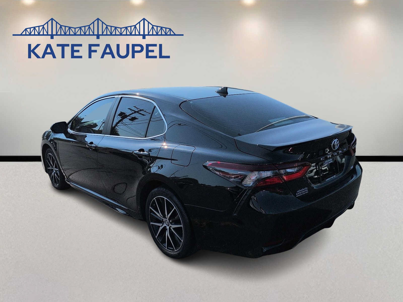 Used 2024 Toyota Camry SE w/ Convenience Package FWD image 5