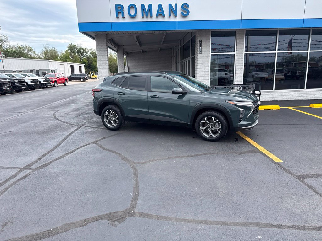 Used 2025 Chevrolet Trax LT FWD image 2