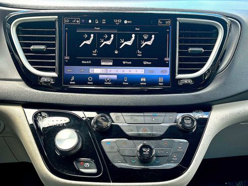 Used 2022 Chrysler Pacifica Touring-L image 16