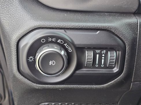 Used 2020 Jeep Wrangler Unlimited Sahara w/ Uconnect 4C Nav & Sound Group image 27