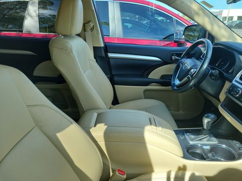 Used 2019 Toyota Highlander XLE image 10