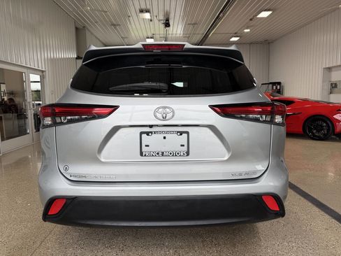 Used 2022 Toyota Highlander XLE AWD/4WD image 35
