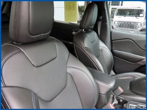 Used 2019 Jeep Cherokee Latitude Plus w/ Comfort/Convenience Group AWD/4WD image 9
