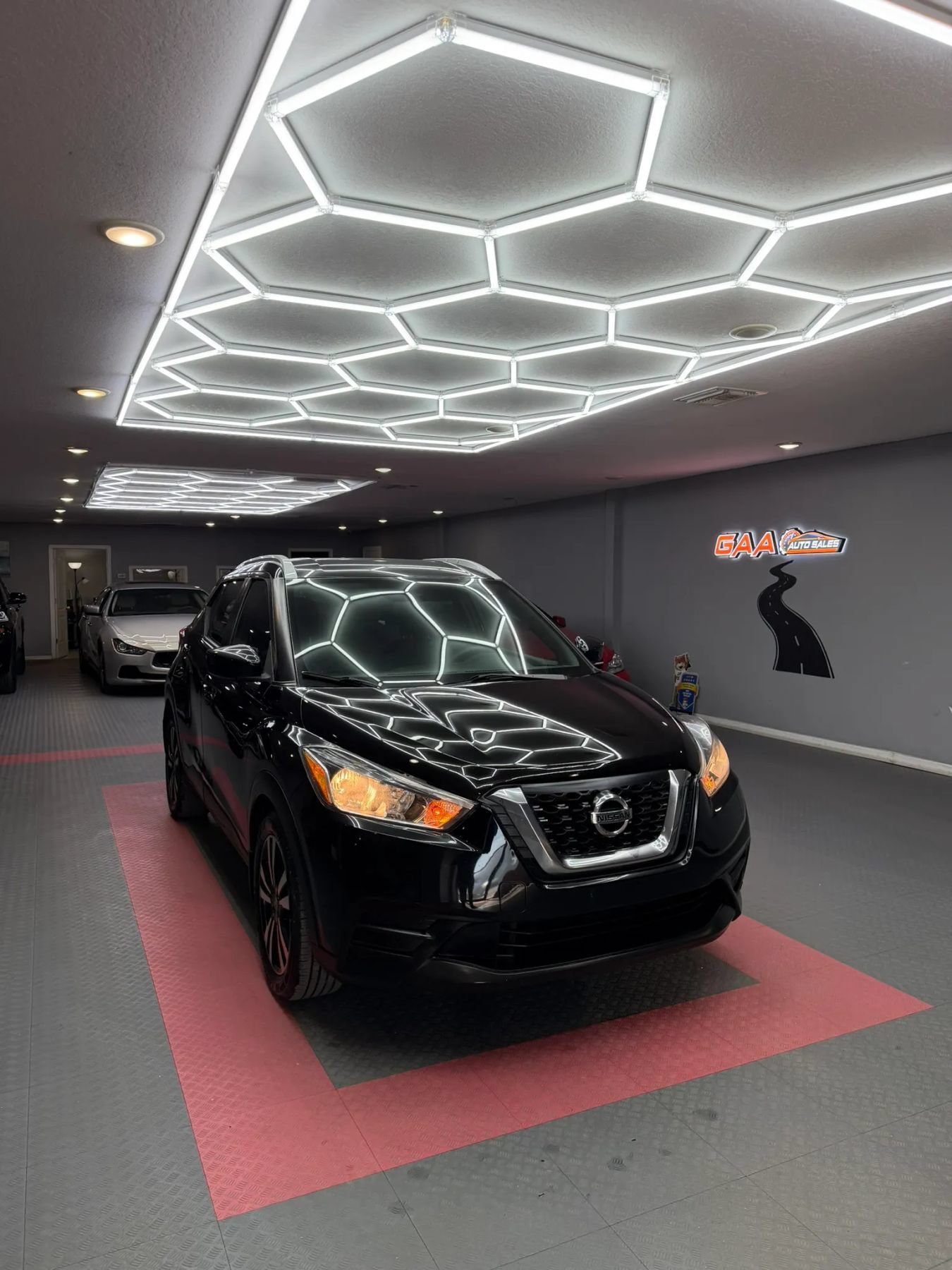 Used 2018 Nissan Kicks SV FWD image 1