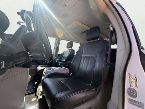 Used 2015 Chrysler Town & Country Touring w/ Driver Convenience Group FWD image 22